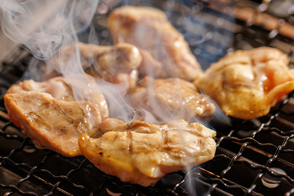 鶏を焼く